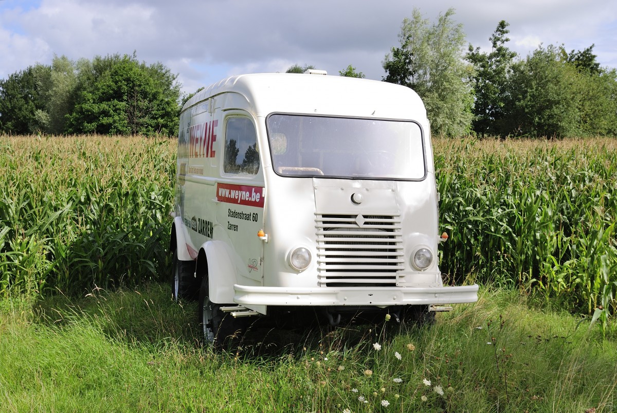 Frontansicht des Renault Goélette war ein Kleintransporter, den Renault zwischen 1947 und 1965 produzierte. Hier als Werbeträger bei Nieuwport Belgien nahe des SunPark Oostduinkerke am 1.Sep.2015