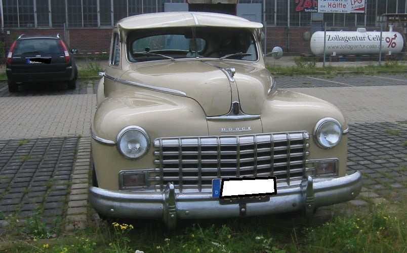 Frontansicht eines Dodge Custom D24 Six. 1946 - 1948. Zollhof Celle.