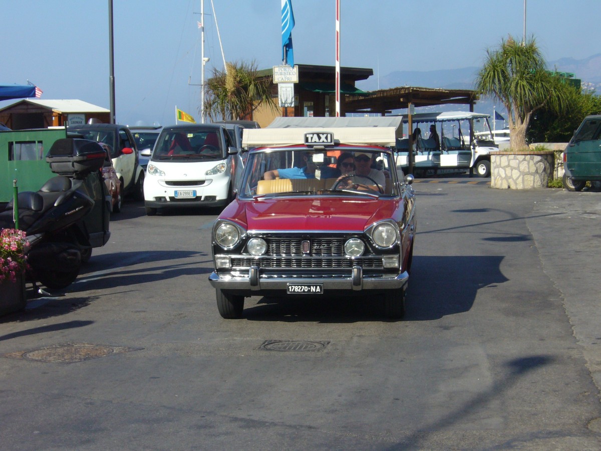 Frontansicht eines Fiat 1500 Lungo Cabriolet. 1959 - 1968. Insel Capri am 16.07.2015.