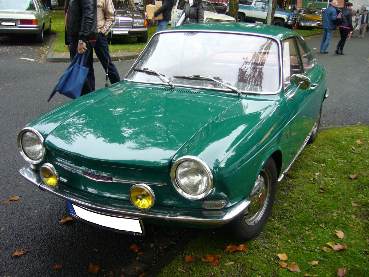 Frontansicht eines Simca 1000 Coupe Bertone. 1962 - 1967. Besucherparkplatz der Historicar am 17.10.2015.