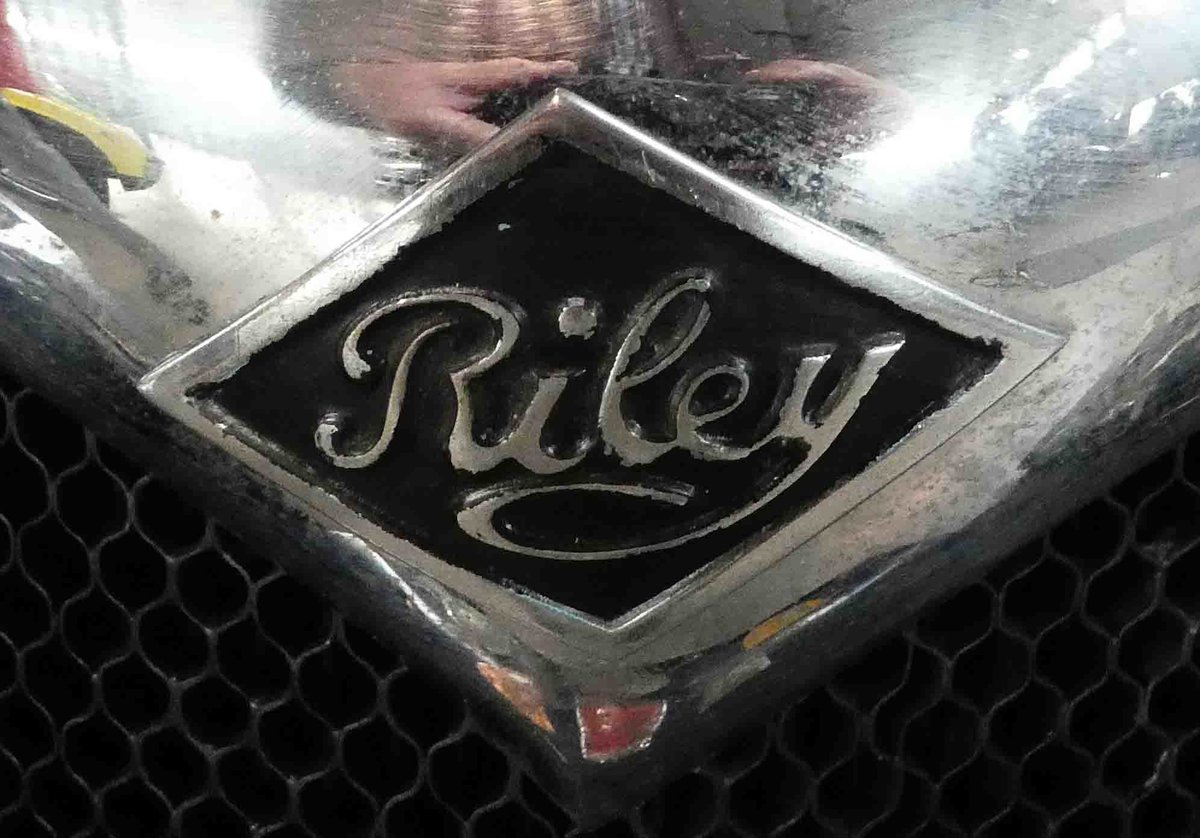 =Frontemblem des Riley, gesehen bei den Retro Classics 2017 in Stuttgart, März 2017