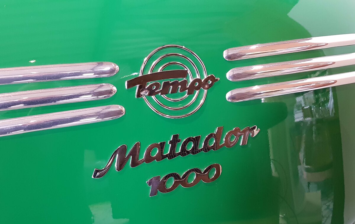 =Frontembleme des Tempo Matador 1000, gesehen im Zylinderhaus in Bernkastel-Kues, 04-2023
