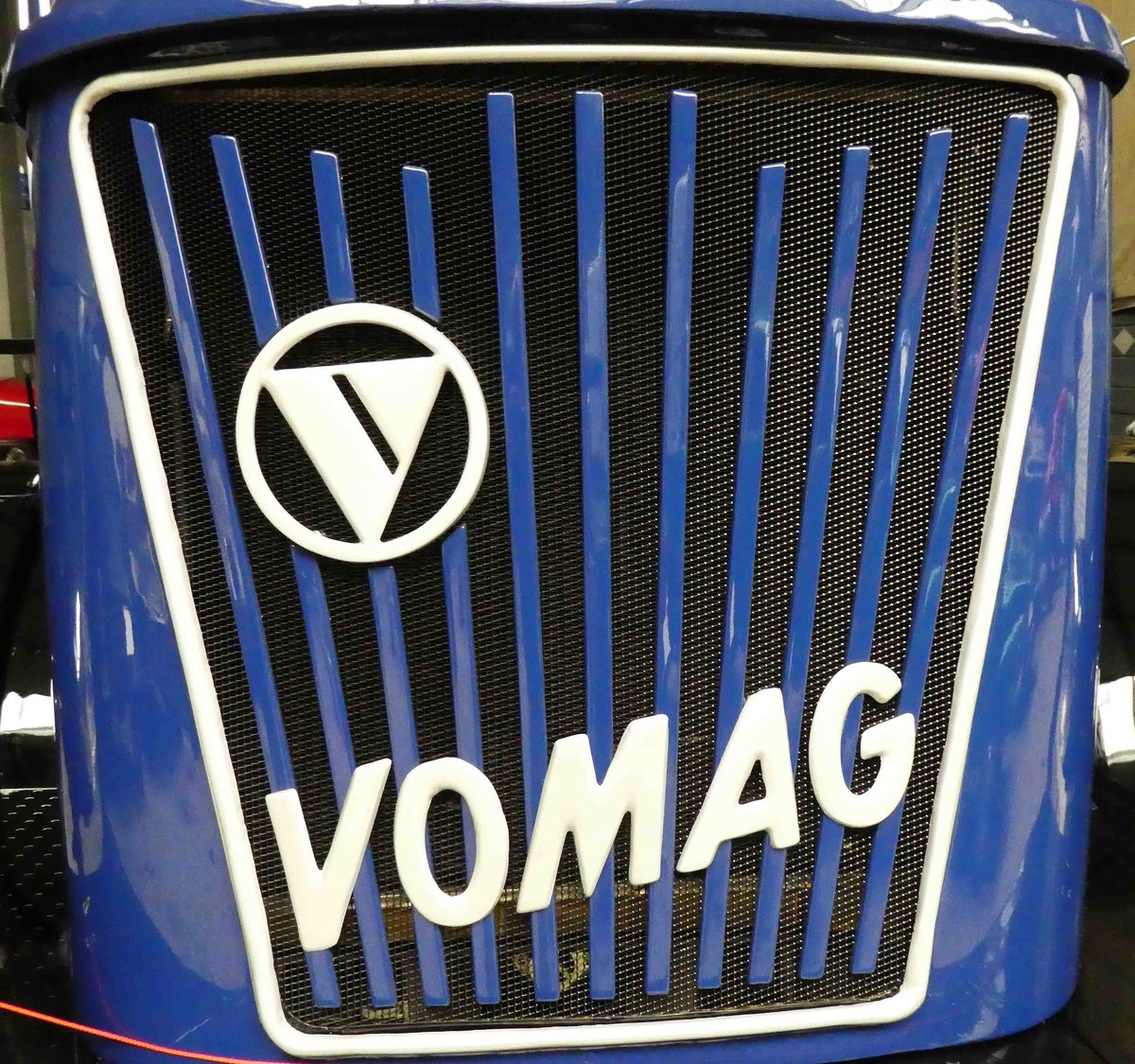 =Frontgrill des Vomag (vogtländische Maschinenfabrik Plauen) 4,5 LHG, 100 PS, gesehen im sächsischen Nutzfahrzeugmuseum in Hartmannsdorf im Juli 2016