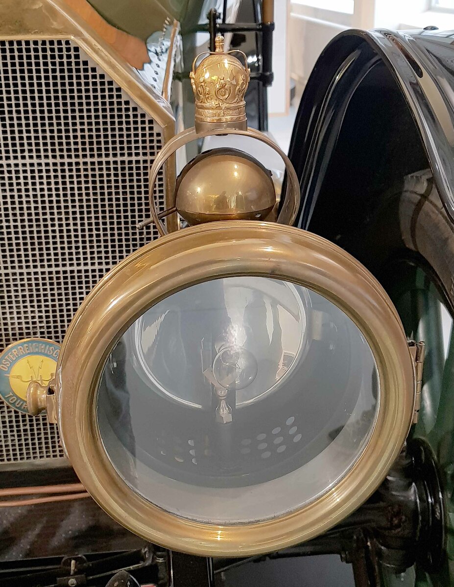 =Frontscheinwerfer des Austro-Daimler Elektroantrieb, gesehen im Museum  fahr(T)raum - Ferdinand Porsche  in Mattsee/Österreich, Juni 2022