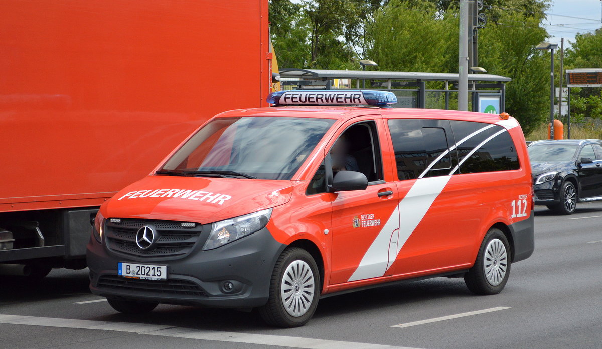 Für kleinere Transporte aller Art sind diverse Fahrzeuge (Kleintransporter/LKW 1) für die Berliner Feuerwehr unterwegs. Hier ein MB Vito am 29.07.20 Berlin Marzahn.