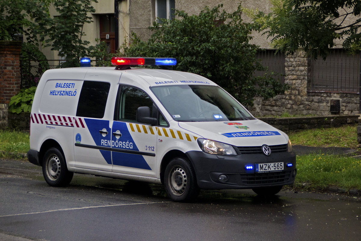Funkstreifenwagen auf VW Caddy der ungarischen Staatspolizei, Abteilung der Verkehrsunfallforschung am Einsatzort eines Verkehrsunfalls nahe des Stadtzentrums von Pécs am 29.06. 2018