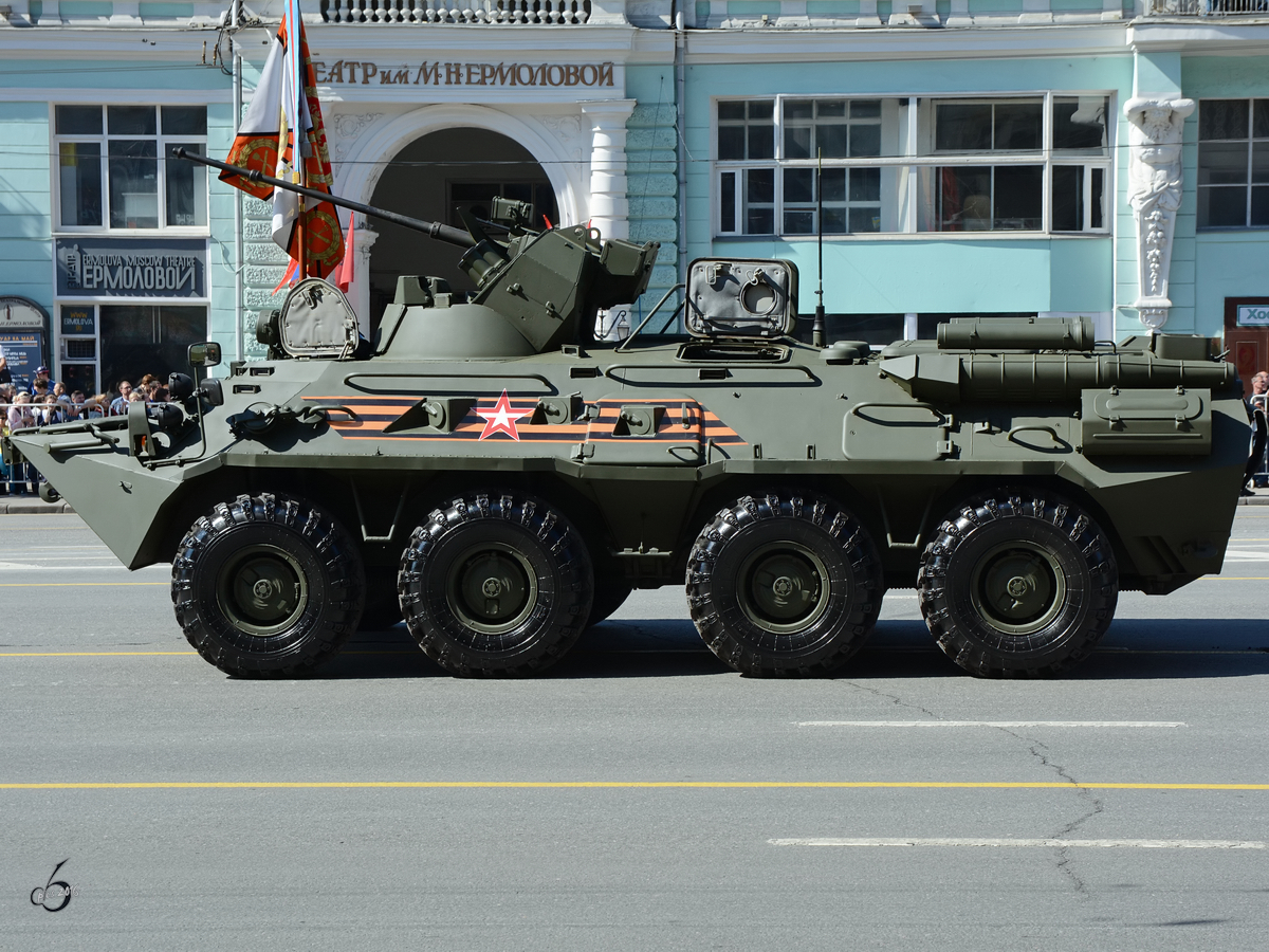 Generalprobe am 7.5.2016 für die Parade zum 71. Jahrestag des Siegs über Nazi-Deutschland im Zweiten Weltkrieg in Moskau. Im Bild ein Schützenpanzerwagen BTR-82A.