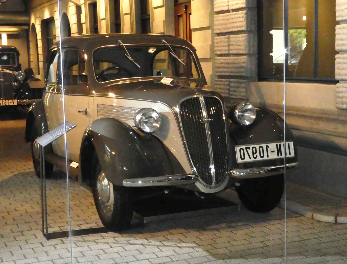 =gespiegelte DKW Sonderklasse, Bj. 1940, 32 PS, gesehen im August Horch Museum Zwickau, Juli 2016.