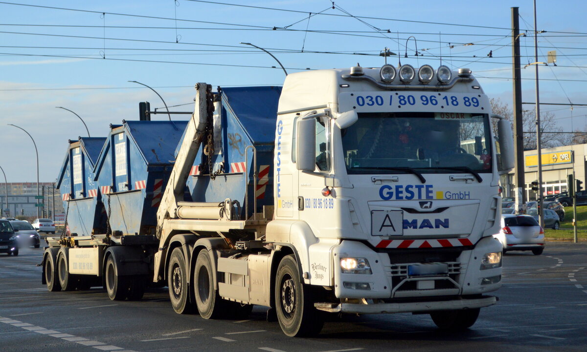 GESTE GmbH aus Berlin mit einem MAN TGS 28.460 Absetzkipper + Hänger am 23.11.22 Berlin Marzahn.