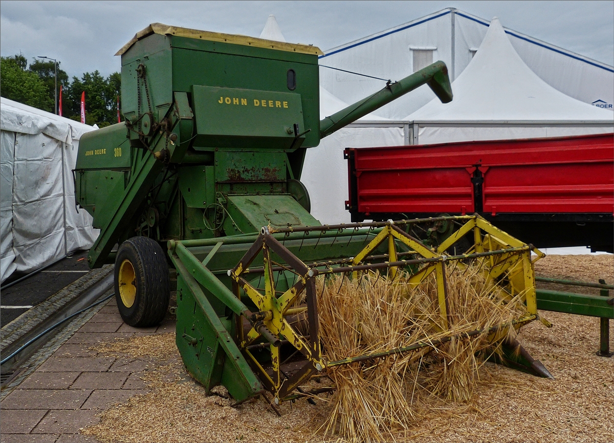 Gezogener Mhdrescher  John Deere 360, war auf der Landwirtschaftsschau in Ettelbrck ausgestellt. 07.07.2019