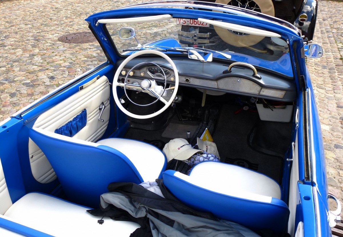 Glas Goggomobil Coupe, umgebaut zum Cabrio, Blick in den Innenraum, Juni 2013