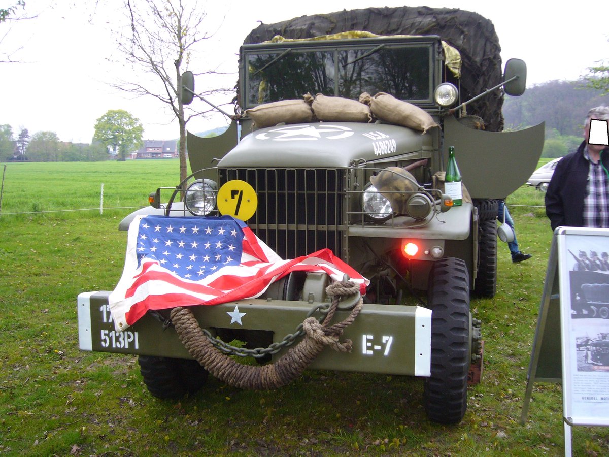 GMC 2.5to 6x6 Truck. 1941 - 1945. Von diesem Allround Truck wurden 562750 Einheiten während des 2. Weltkrieges für die US-Army und deren verbündete Armeen produziert. Hauptsächlich wurden die Trucks bei den beiden GM-Divisions Chevrolet und Pontiac produziert. Der 4.4l Motor leistet 93 PS. Das verhilft dem Truck zu einer Höchstgeschwindigkeit von 72 km/h auf der Straße. Oldtimertreffen Hörstel-Riesenbeck am 01.05.2017.