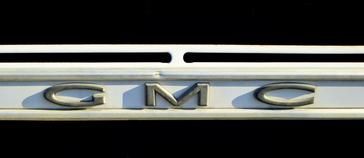 GMC, Schriftzug am Khler eines Leicht-LKW, steht fr General Motors Company, US-amerikanischer Fahrzeughersteller, gegrndet 1911, Okt.2015