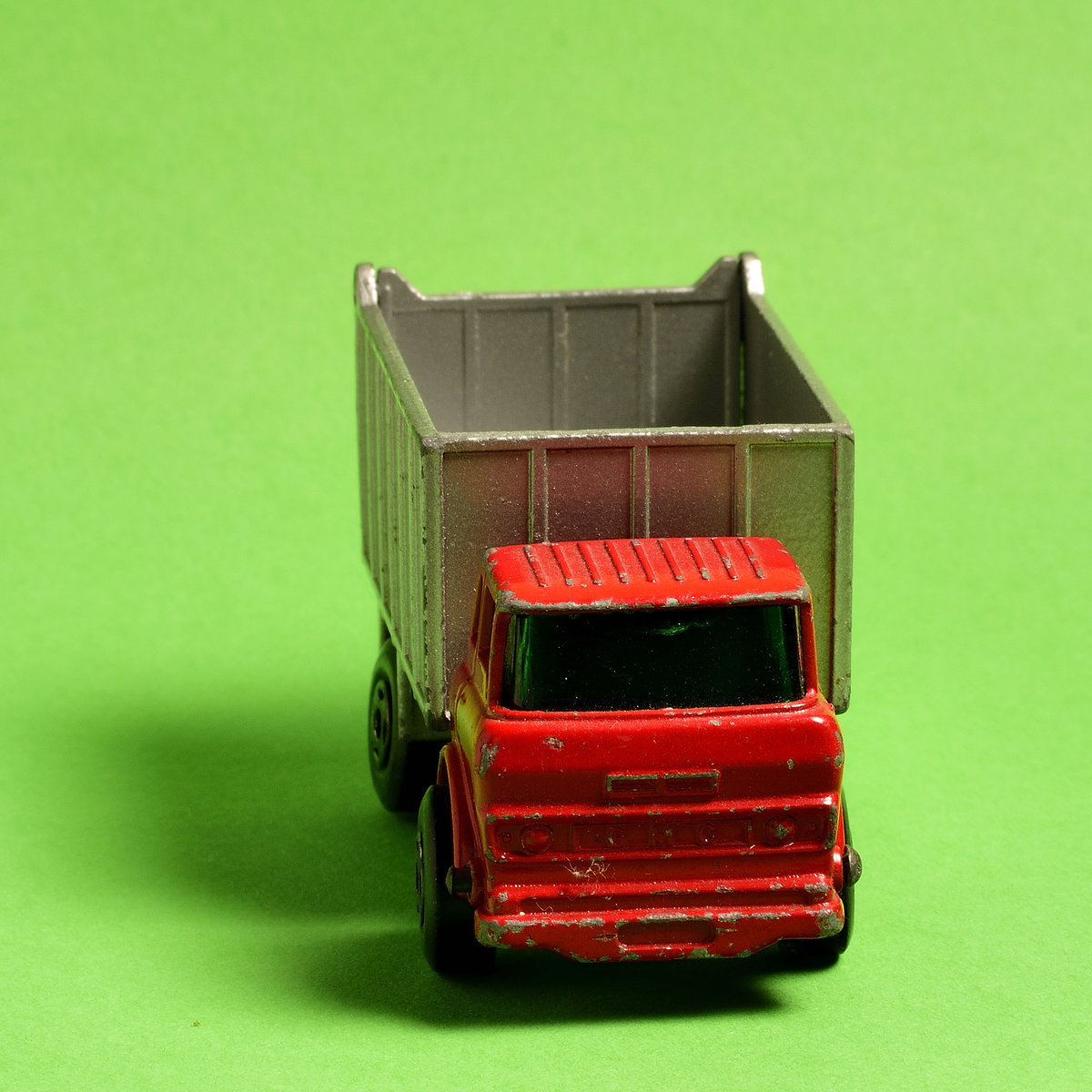 GMC Tipper Truck, Matchbox mit gebrauchsspuren. Tabletop Fotografie im Dez. 2020