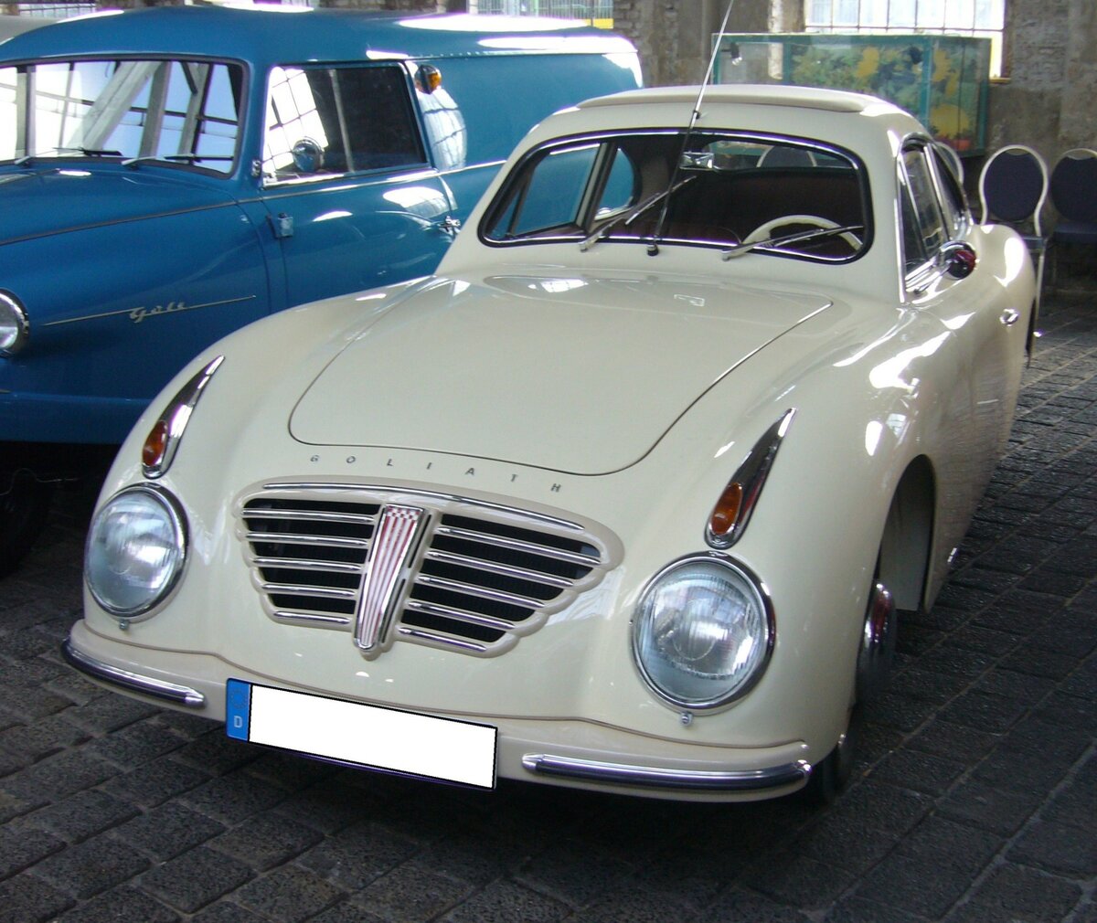 Goliath GP 700 Sport. Anfang Mai des Jahres 1951 stellten die Goliath-Werke in Bremen die Sonderkarosserie  GP 700 Sportwagen  vor. Es handelte sich hierbei um eine Aluminium-Karosserie, die auf das Chassis vom GP 700 montiert wurde. Nach dem bei der kleinen Karosseriebaufirma Rudy/Delmenhorst zwei Exemplare hergestellt wurden, verlagerte Goliath die Produktion zum Karosseriewerk Rometsch/Berlin. Dieses formschöne Coupé hatte einen hohen Kaufpreis, da es in Handarbeit gefertigt wurde. Nur 27 Fahrzeuge wurden zu einem Preis von DM 9.700,00 verkauft. Heute sind noch drei Fahrzeuge bekannt. Unter der Haube verrichtet ein Zweizylinderreihenzweitaktmotor mit einem Hubraum von 688 cm³ seinen Dienst. Er leistet 36 PS anstatt der 24 PS im  normalen  GP 700. 50. Jahrestreffen der Borgward I.G. e.V. an der  Alten Dreherei  in Mülheim an der Ruhr.