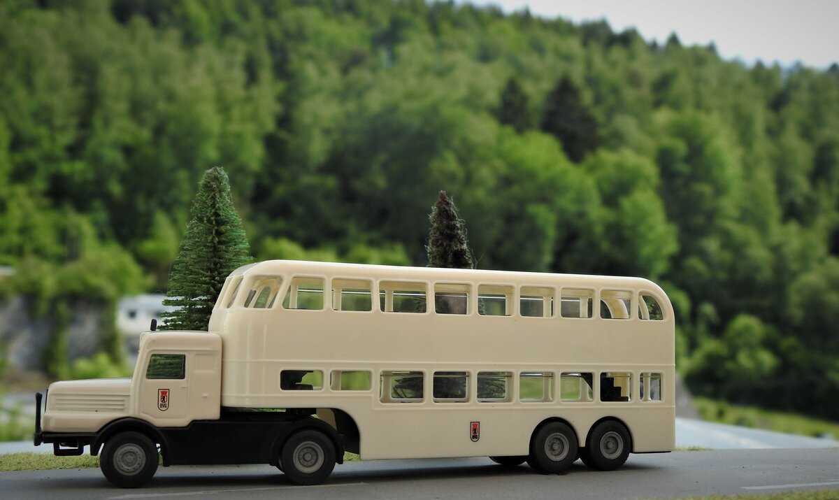 GRELL-MODELL 1:87 DOPPELSTOCK-SATTELSCHLEPPER-BUS
1:87-Modell eines BVG-Busses...höchst originell....10.6.22/Siegen