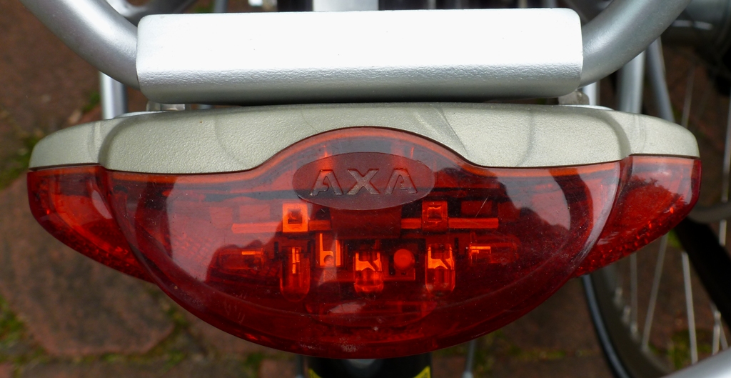 groes wuchtiges Fahrradrcklicht von AXA  mit viel Elektronik 14/07/2013