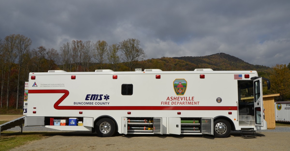 Grorettungsfahrzeug des Asheville Fire Department (NC), ausgerstet mit 28 Liegepltzen fr Verletzte. Das Fahrzeug gehrt zum Buncombe County und ist am Fahrzeugende mit einer groen Laderampe ausgerstet. Stolz wurde berichtet, dass es von einer Karosseriewerkstatt im Staate North Carolina aufgebaut worden ist(30.10.2013)