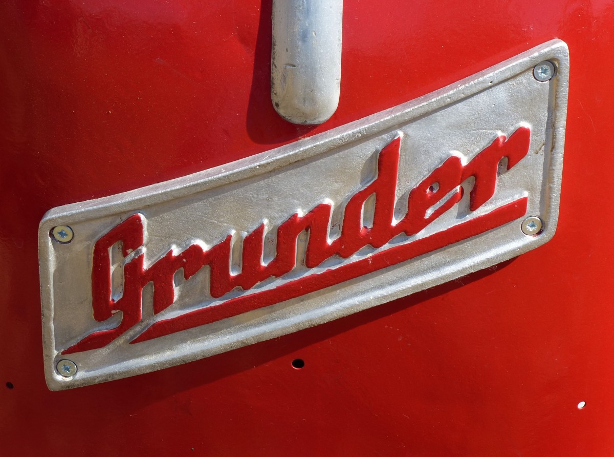Grunder, Schriftzug an einem Oldtimer-Schlepper, die Firma in der Schweiz baute von 1938-60 Traktoren und Gartenfrsen, Sept.2013