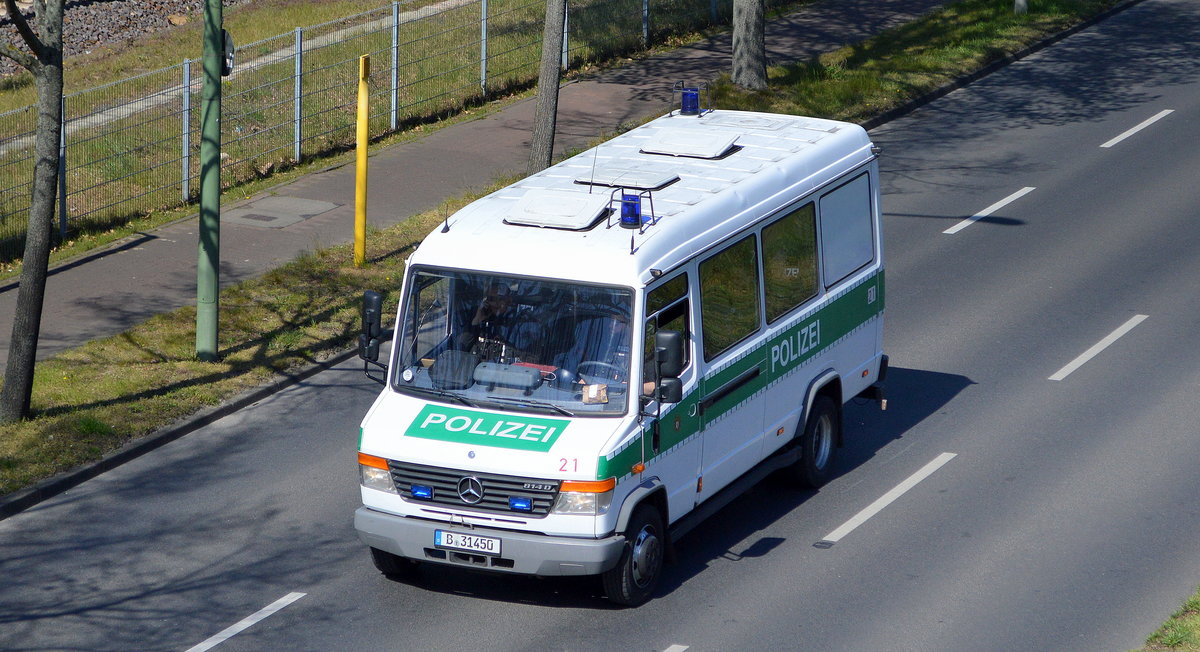 Gruppenkraftwagen Typ Mercedes-Benz 814 D Vario sogar immer noch in der grünen Farbgebung der Berliner Polizei am 21.04.20 Berlin Schöneweide.