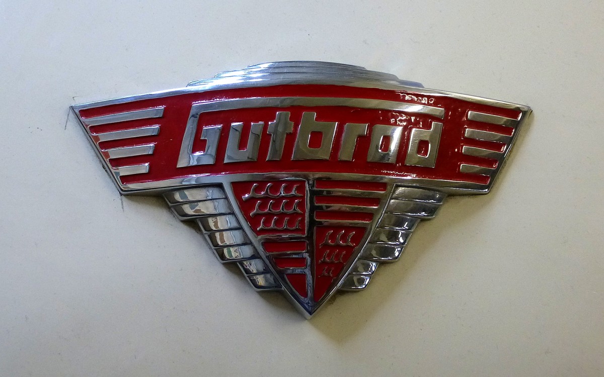 Gutbrod Motorenbau GmbH Reutlingen, Khleremblem am Kleinwagen  Gutbrod Superior Sport  von 1952, die Firma produzierte von 1949-54, Dez.2014