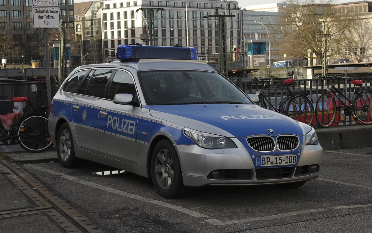 Hamburg Hauptbahnhof am 10.2.2014: BMW Kombi der Bundespolizei.