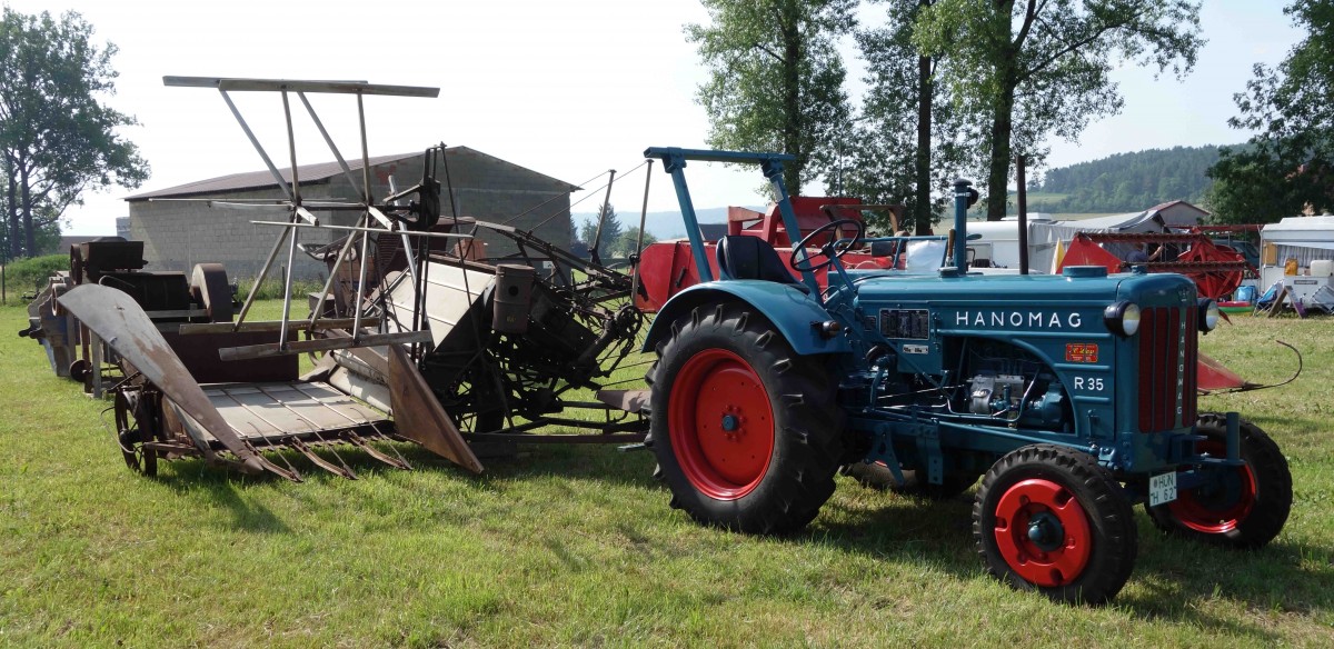Hanomag R 35 mit angehängtem Getreidebinder, ausgestellt beim Oldtimertreffen in Eiterfeld-Ufhausen im Juli 2015