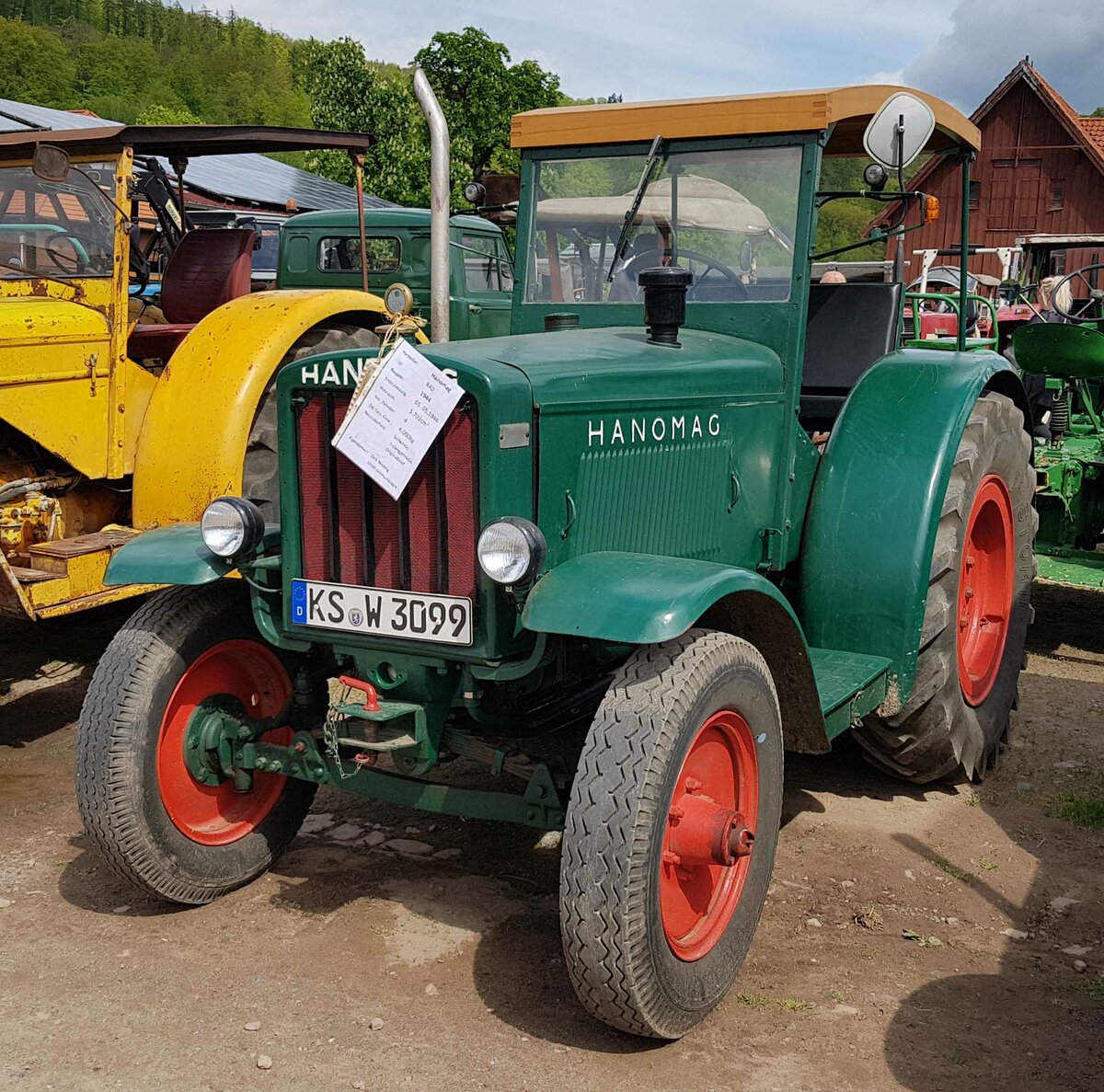 =Hanomag R 40, Bj. 1944, 5702 ccm, 40 PS, gesehen auf dem Ausstellungsgelände der Traktorfreunde Wiershausen am Klostergut Hilwartshausen, 05-2023