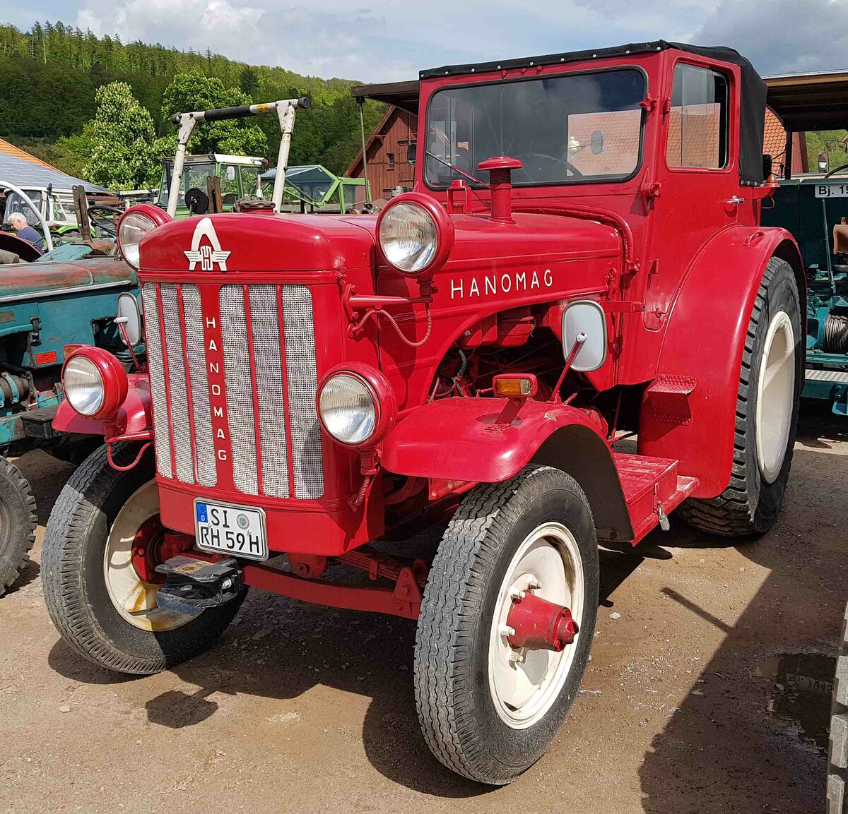 =Hanomag R 455 steht auf dem Ausstellungsgelände der Traktorfreunde Wiershausen am Klostergut Hilwartshausen, 05-2023  