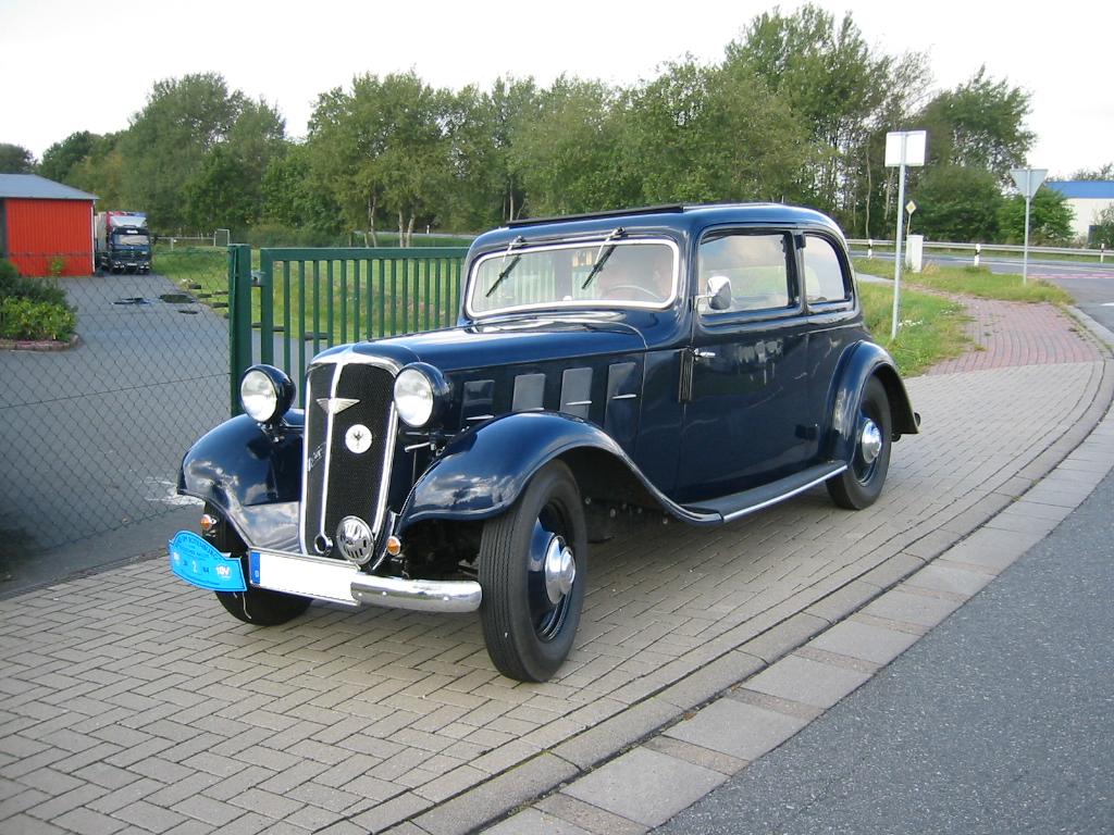 Hanomag Rekord Typ 15K. 1934 - 1938. Mit dem Rekord und dem Vorlufer 6/32 PS versuchte Hanomag im mittleren Preissegment Fu zu fassen. Hier wurde ein 2-trige Limousine, wie sie von 1934 - 1936 produziert wurde abgelichtet. Der 4-Zylinderreihenmotor leistet 32 PS aus 1.504 cm Hubraum. Eine solch hbsche Limousine, deren Karosserie brigens bei Ambi Budd in Berlin gefertigt wurde, schlug bei ihrem Erscheinen mit RM 3.475,00 zu Buche. Oldtimerralley  Rund um Rotenburg  am 22.09.2004.
Ist kein Rekord Diesel, aber die Kategorie passt am besten.