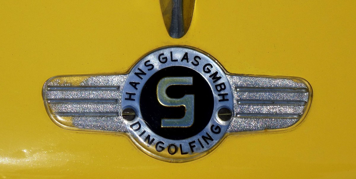 Hans Glas GmbH in Dingolfing/Bayern, Khleremblem an einem Oldtimer-PKW, bekannt geworden durch den Kleinwagen  Goggomobil  der Hersteller von Motorrollern und PKW wurde 1966 von BMW bernommen, Aug.2014