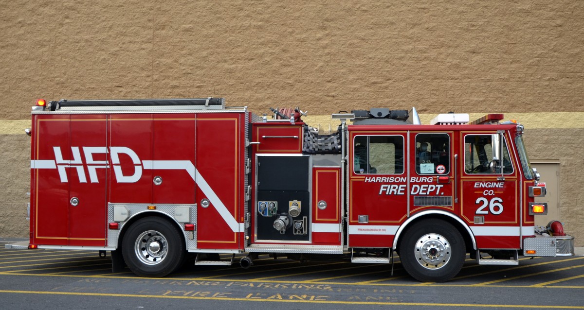 Harrisonburgh Fire Department, Wagen 26 bei einem Hilfseinsatz vor einer Mall am 24.10.2013. Das Fahrzeug rckte zusammen mit einem Rettungswagen an.