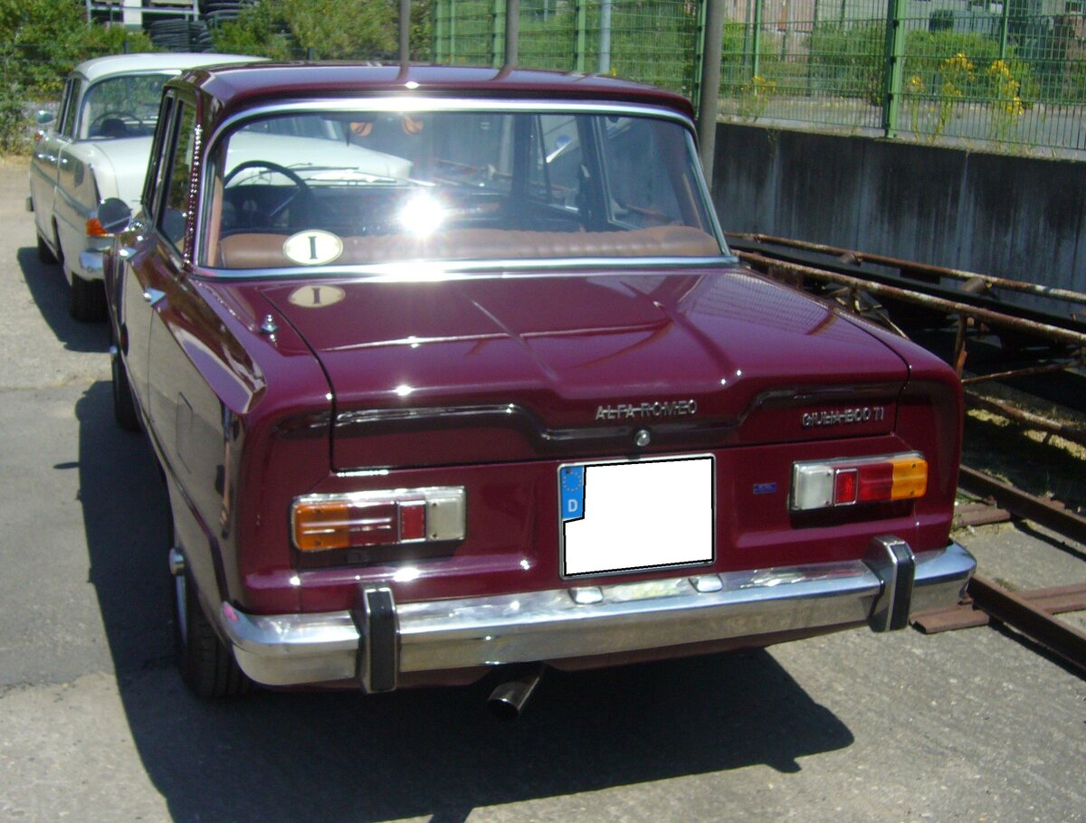 Heckansicht einer Alfa Romeo Giulia 1300ti. Oldtimertreffen an der  Alten Dreherei  in Mülheim an der Ruhr am 17.06.2023.