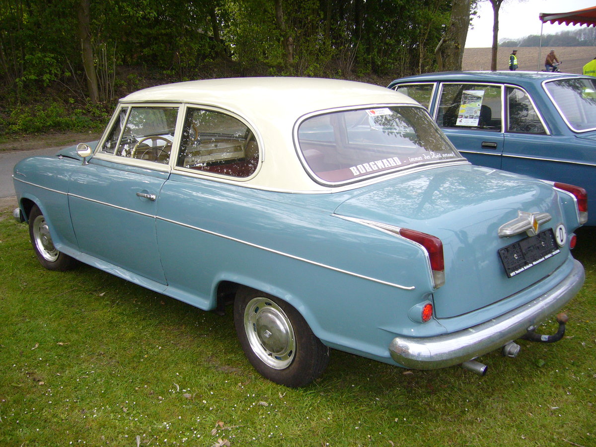 Heckansicht einer Borgward Isabella Limousine des Modelljahres 1960. Oldtimertreffen Hörstel-Riesenbeck am 01.05.2017.