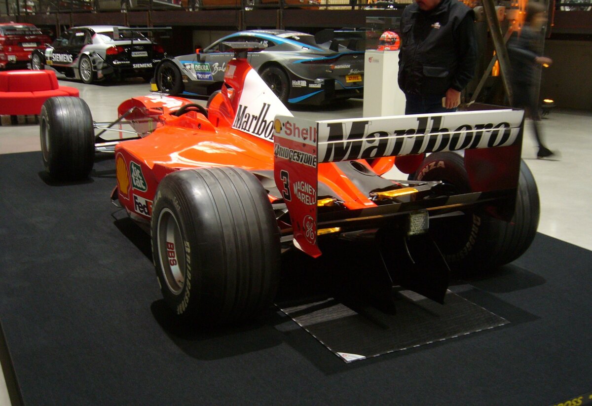Heckansicht des Ferrari F1-2000 -Ex Michael Schumacher-. Hier sehen wir das Siegerauto des Grand Prix von Kanada im Jahr 2000. Pilotiert wurde der Rennwagen damals von Michael Schumacher. Mit diesem Modell holte der Kerpener seinen ersten WM-Titel auf Ferrari. Der V10-Motor hat einen Hubraum von 2997 cm³ und leistet 770 PS. Die Höchstgeschwindigkeit betrug 350 km/h. Nationales Automuseum/Loh Collection am 08.11.2023.