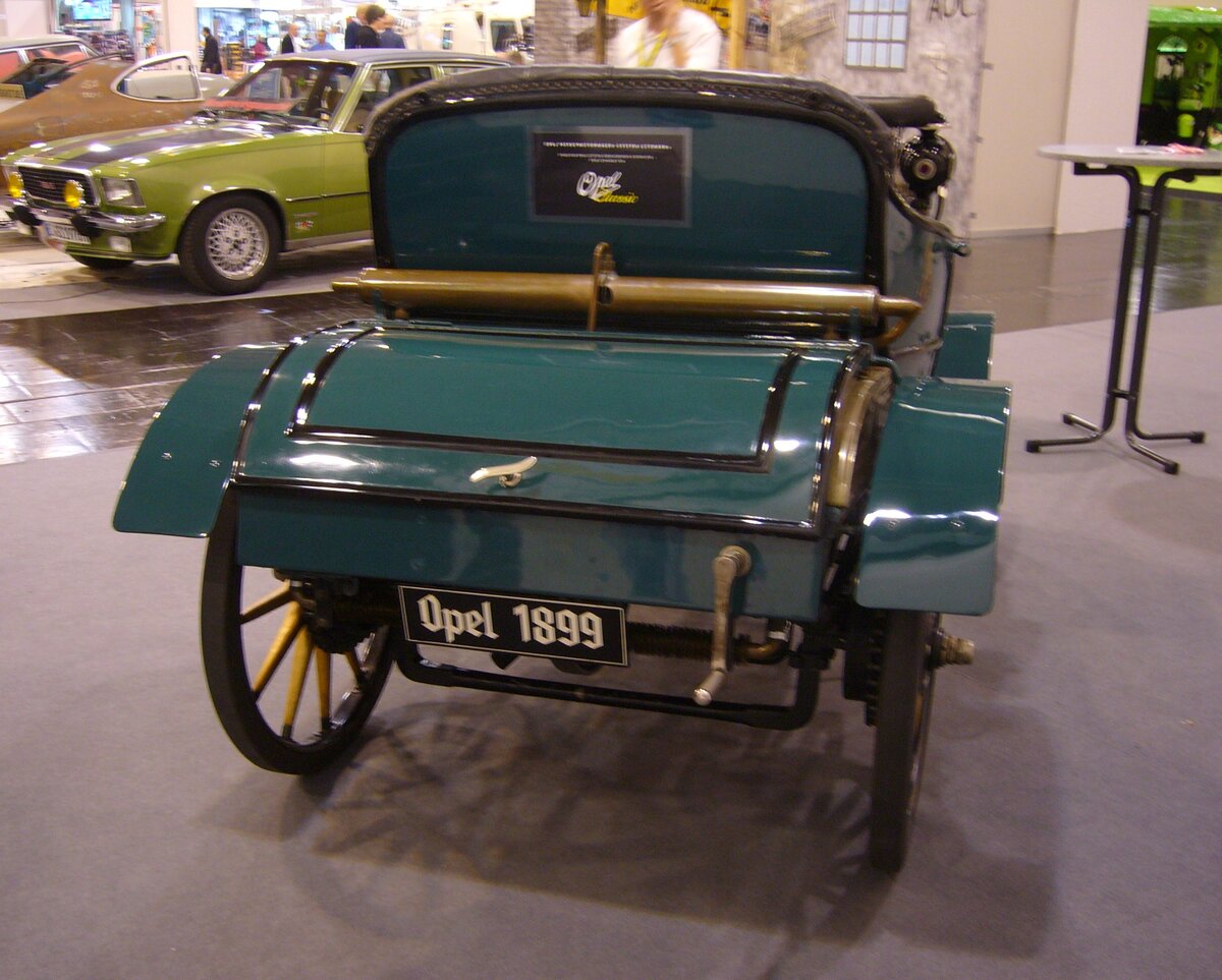 Heckansicht des Opel  System Lutzmann  aus dem Jahr 1899. Techno Classica Essen am 05.04.2024.