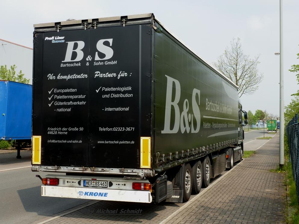 Heckansicht des silber schwarzen KRONE Sattelzuges B&S BARTOSCHEK & SOHN GmbH in HERNE 01,05,2012