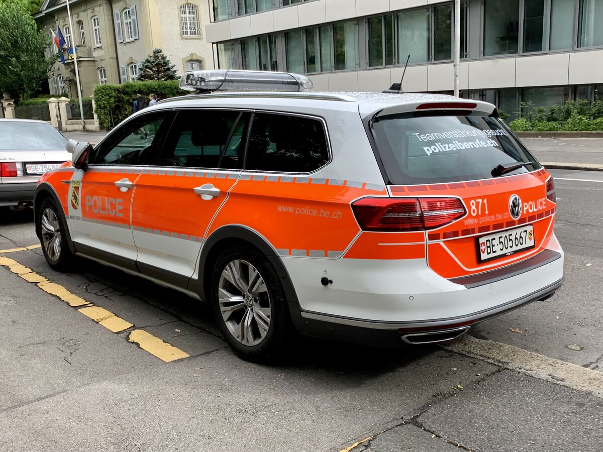 Heckansicht des VW Passat der Kantonspolizei Bern am 24.6.22 bei der Petruskirche in Bern.