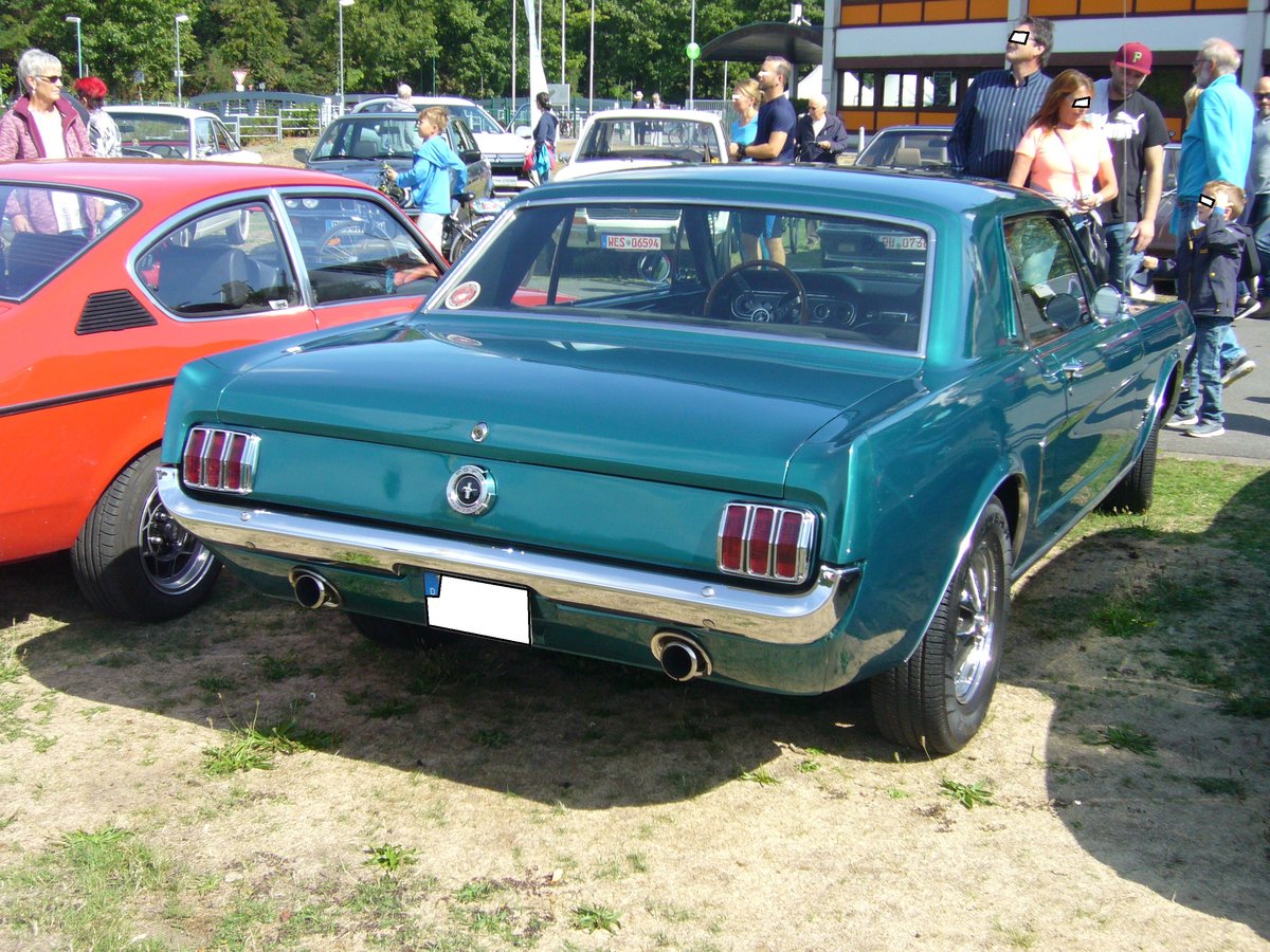 Heckansicht eines 1965´er Ford Mustang Hardtop Coupe. Oldtimertreffen Duisburg-Wedau am 26.08.2018.