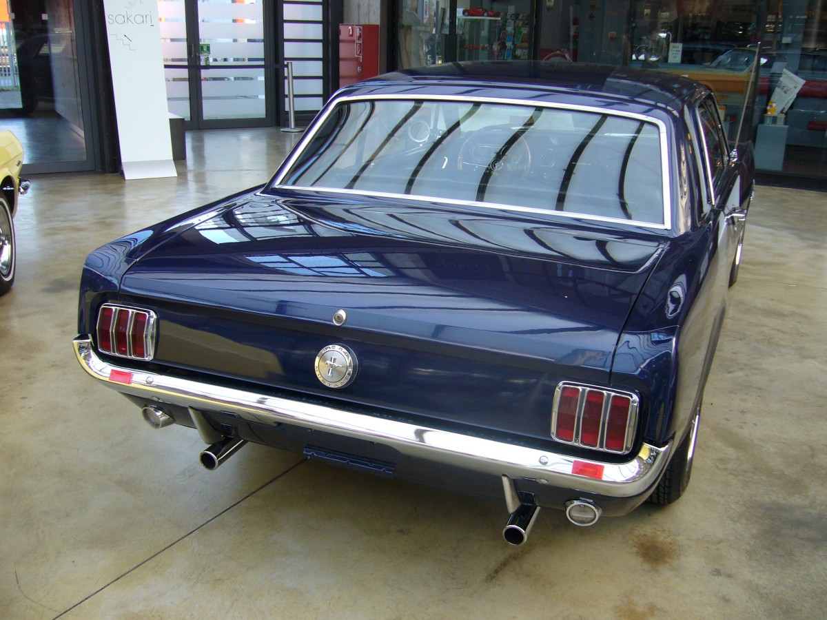 Heckansicht eines 1966´er Ford Mustang 1 Hardtop Coupe. Classic Remise Düsseldorf am 02.03.2014.