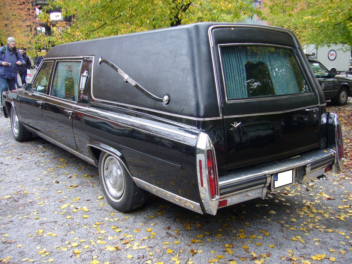 Heckansicht eines 1989´er Cadillac Brougham mit einem Leichenwagenaufbau von S&S Coach-Victoria. Historicar am 17.10.2015.