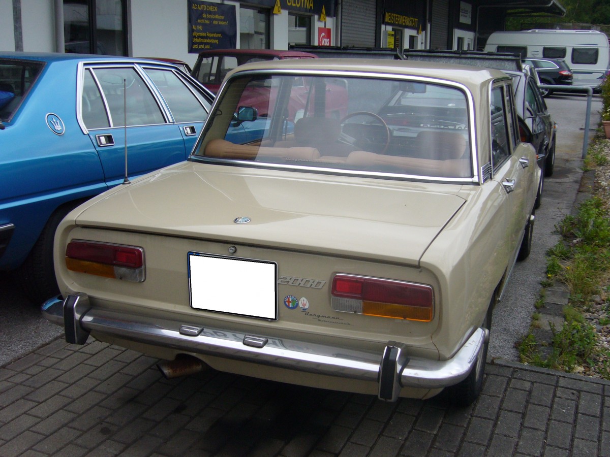 Heckansicht eines Alfa Romeo 2000 Berlina. 1971 - 1976. Grundstzlich basierte der 2000 Berlina und sein kleineres Schwestermodell 1750 auf der paralell produzierten Giulia. Der Radstand wurde um ca. 7 cm verlngert, um die Modelle exclusiver aussehen zu lassen. Der 2.0l 4-Zylinderreihenmotor leistet 132 PS. Ratingen am 11.08.2013.