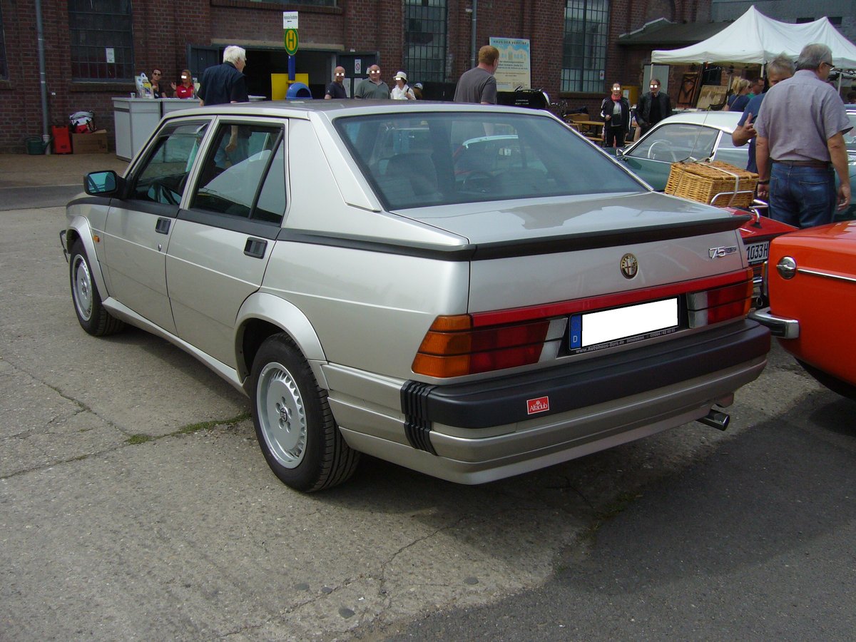 Heckansicht eines Alfa Romeo 75 3.0 V6. 1987 - 1990. Oldtimertreffen an der  Alten Dreherei  in Mülheim an der Ruhr am 16.06.2018.