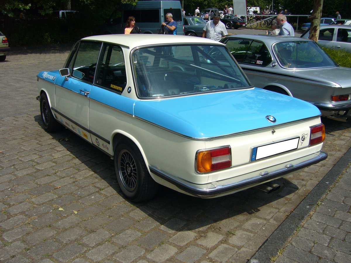 Heckansicht eines auf sportlich getrimmten BMW 2002. 1968 - 1975. Oldtimertreffen Zeche Hannover in Herne am 22.07.2018.