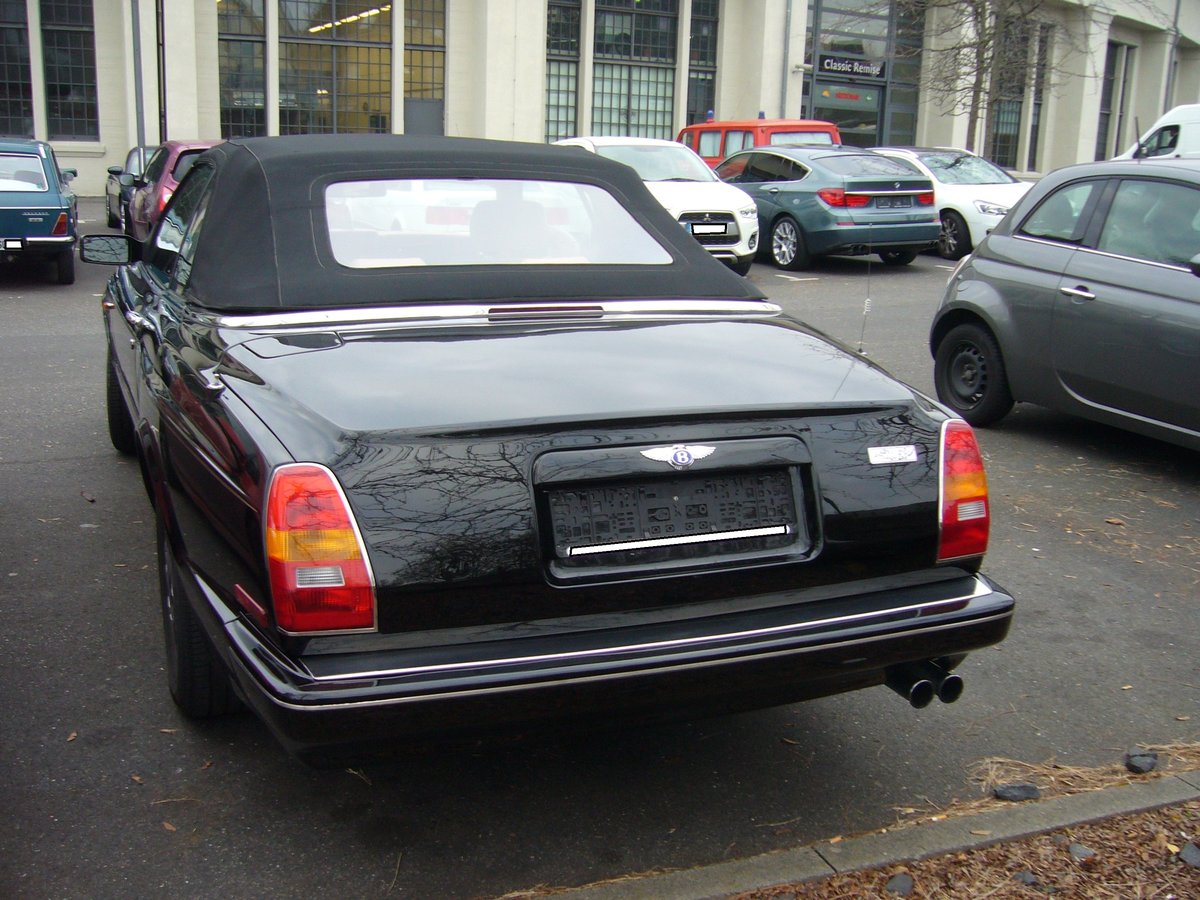 Heckansicht eines Bentley Azure. Besucherparkplatz der Düsseldorfer Classic Remise am 26.11.2020.