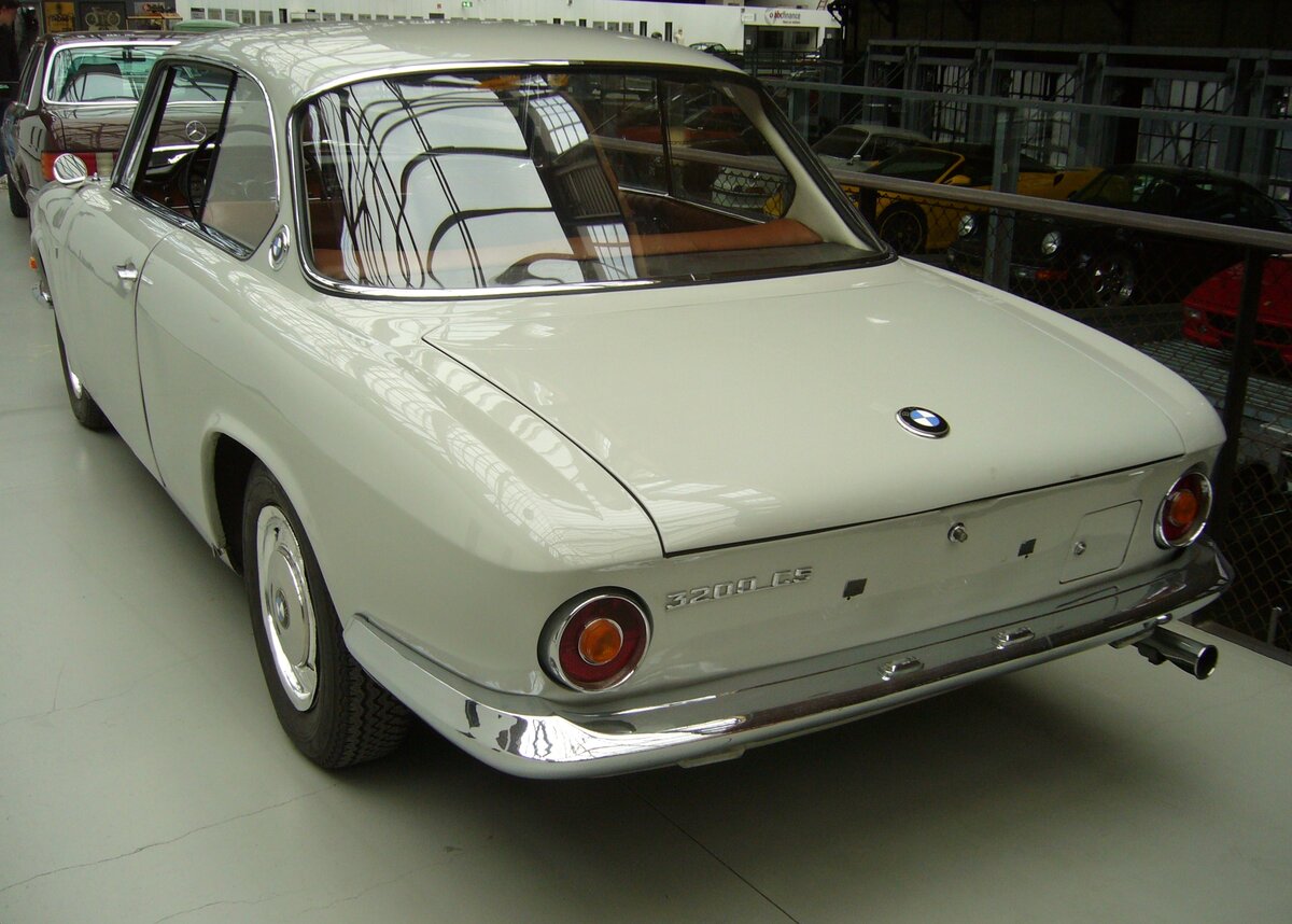 Heckansicht eines BMW 3200CS im Farbton steingrau aus dem Jahr 1964. Classic Remise Düsseldorf am 26.05.2022.