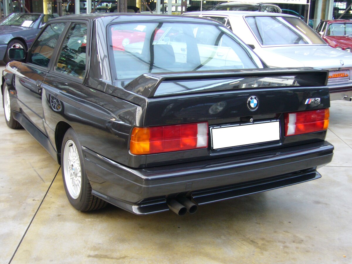 Heckansicht eines BMW E30 M3 aus dem Modelljahr 1988. Classic Remise Düsseldorf am 21.10.2021.