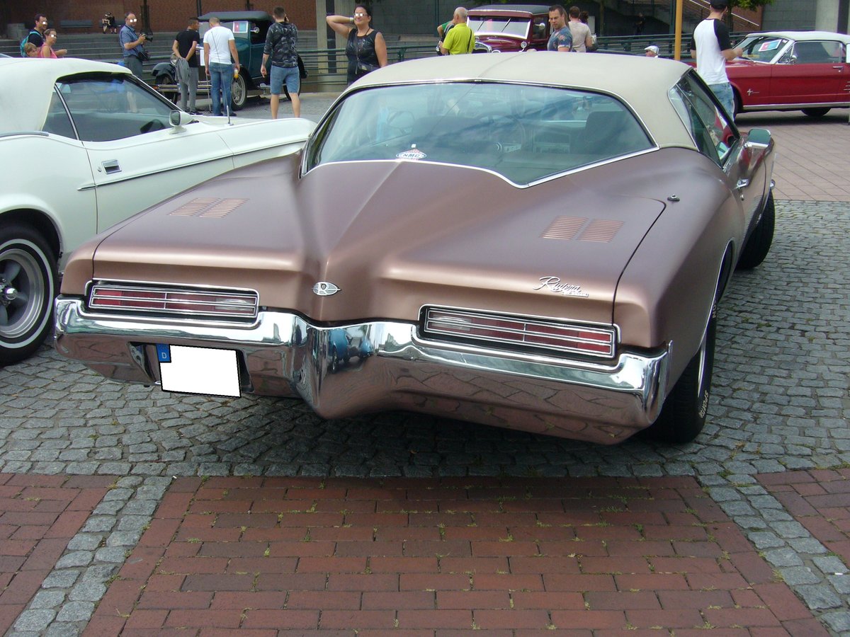 Heckansicht eines Buick Riviera des Modelljahres 1971. Man kann sehr schön das Boattail erkennen. 15. US-Cartreffen am 28.07.2018 am CentroO.