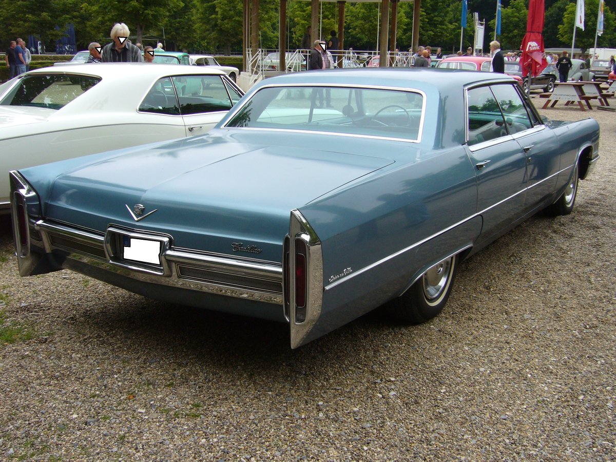 Heckansicht eines Cadillac Sedan de Ville aus dem Modelljahr 1966. Oldtimertreffen an der Galopprennbahn Krefeld am 16.07.2017.
