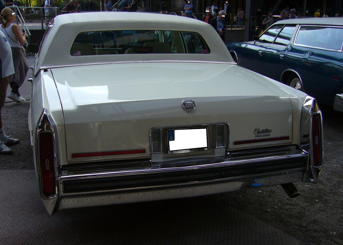 Heckansicht eines Cadillac Sedan de Ville im Farbton cotillion white aus dem Jahr 1977. Altmetall trifft Altmetall am 01.10.2023 im LaPaDu Duisburg.